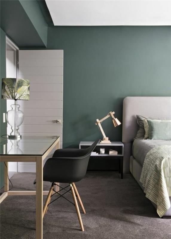 audinės spalvos kilimas ir pilka lova, su šviesiai žalia ir pilka patalyne, kambario viduje su žalsvai melsvai pilkais dažais ant sienų, kokios spalvos užuolaidos pilkomis sienomis