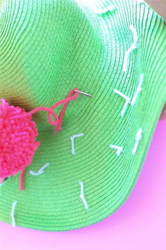 žalia skrybėlė, rožinė pom pom, rožiniai ir balti siūlai, pasidaryk pats jubiliejinės dovanos jam, rožinis fonas