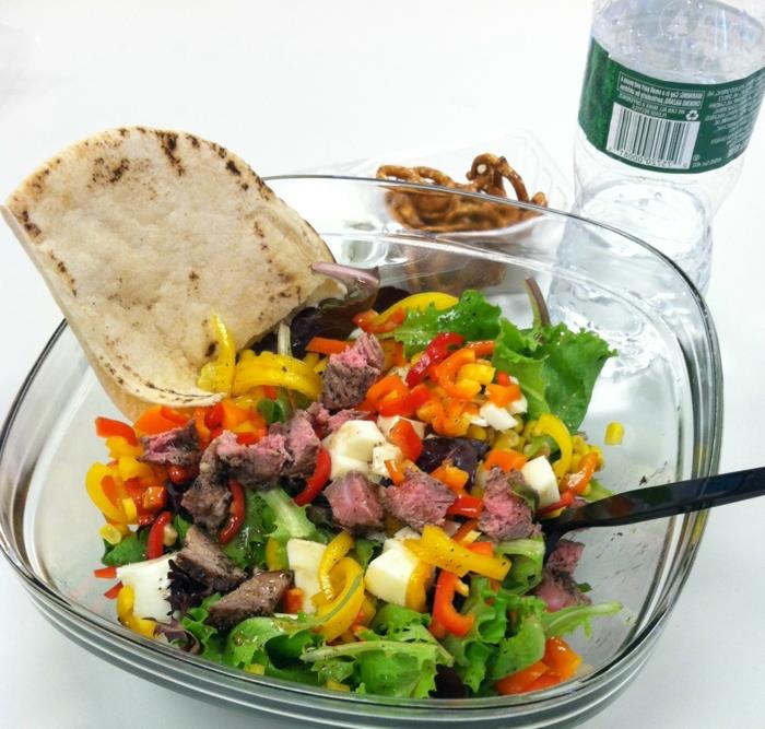 steklena skleda za solato, polna zelene solate, paprike in jajc, sesekljanega rdečega mesa, zdrave prehrane