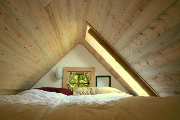 Yamaç altında deco yatak odası, küçük bir dönüştürülmüş çatı katı alanı, saçak altında yatak