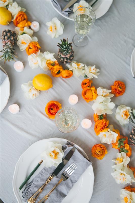 dekoracija za jedilno mizo, belo in oranžno cvetje, namizni tekač, sivi bombažni prtički, miza