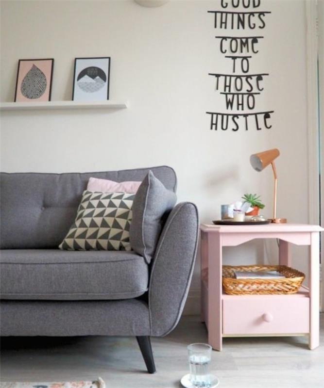pilka sofa, spausdintos pagalvės, rožinis šoninis stalas, pilkos svetainės sienos, pakabinama lentyna, įrėmintas menas