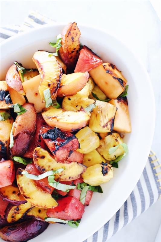 Bir barbekü yemeğine eşlik etmek için ideal bir yaz meyve salatası içinde kavrulmuş şeftali, ananas ve karpuz orijinal kavurma tarifi