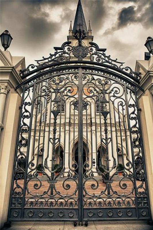kovana železna vrata-cerkev-luči-zunanjost-črno-zrak-mistično-masivni-stebri