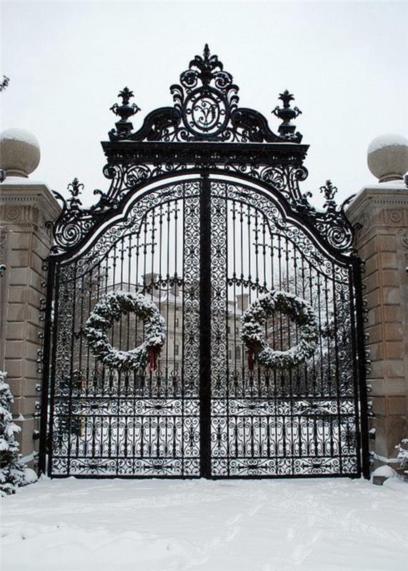kovana železna vrata-zasnežena-narava-božični-venci-masivna-vrata-pravilni vzorci