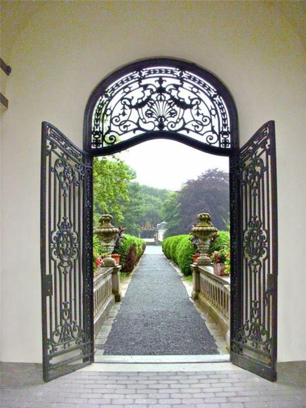 železna vrata-kovačnica-čarobna-pot-pogled-proti-vrtu-krtača-drevesa-dvokrilna vrata