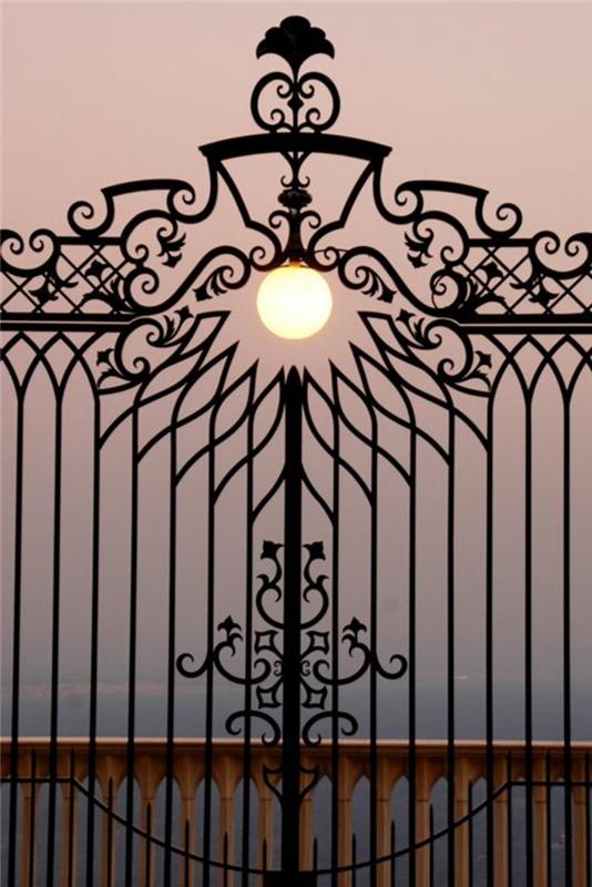vrata iz kovanega železa-odpirajoči pogled-portali-v-raj-zunanja svetilka