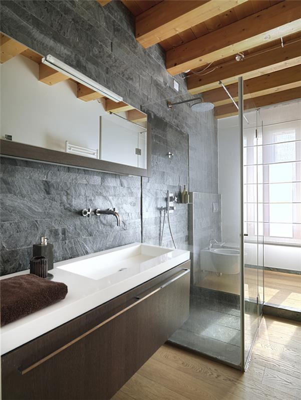 Odlična ideja za moderno kopalnico v beli barvi z rustikalno leseno streho, ideje za kopalniške ploščice,
