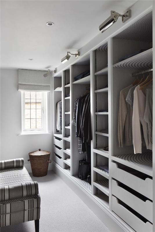 Garderobna omara za shranjevanje oblačil, bela stena, eleganten kavč