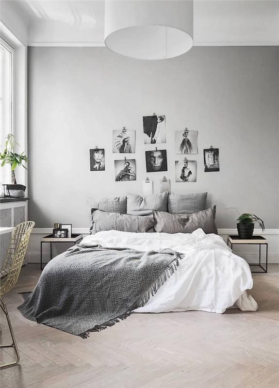 Sivo -bela dekoracija spalnice, stena galerije fotografij, črno -bela fotografija, velikanski okrogel lestenec, izviren stol, polica Ikea