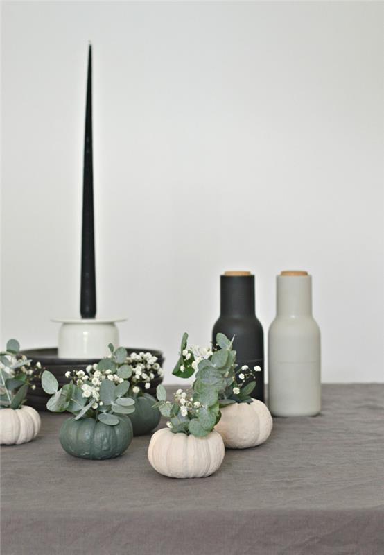 pilka ir juoda rudens vestuvių dekoracija rudens apdaila rudens tema pasidaryk pats stalas maži moliūgai su miniatiūrinėmis puokštėmis