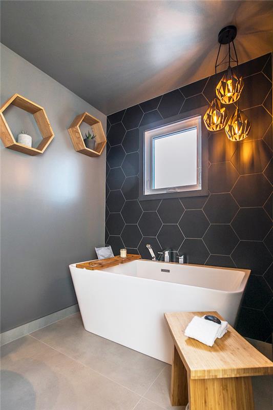 Kopalna kad z izvirno obliko, lesena dekoracija s šestkotnimi policami z zelenimi rastlinami, lesena kopalnica, moderna bela kopalniška ploščica