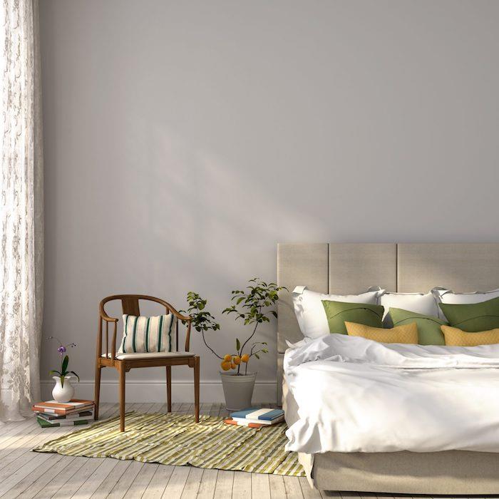 Yeşil çizgili kilim, ev bitkisi fikri, yüksek dekorlu ev bitkisi ilhamı, kumaş başlıkta çift kişilik yatak, gri yatak odası dekoru