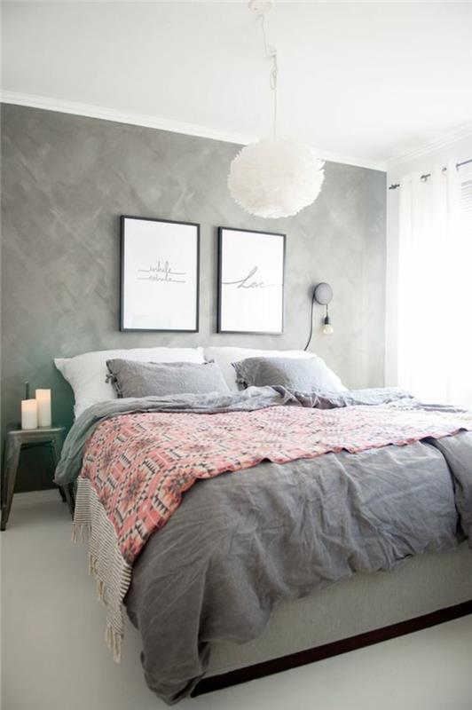 yatağın üstünde iki resim ile inci gri renkli yatak odası beyaz zemin