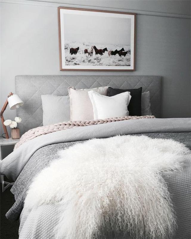 siyah beyaz ve rahat yuva pembe birçok minder ile yatağın üzerinde atlar ile resimlerle inci gri boya