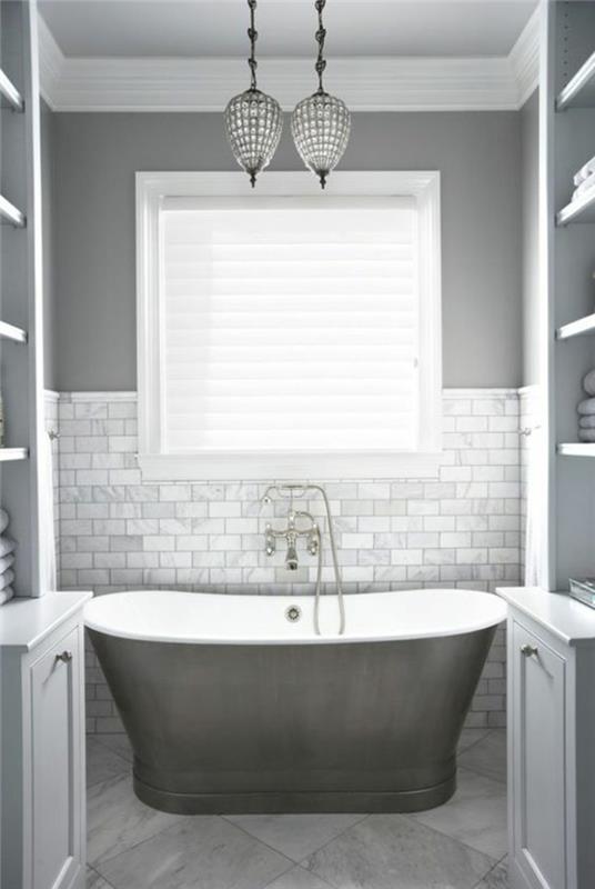 inci grisi boya inci grisi duvar karoları ve iki doğu tarzı aydınlatma armatürü ile sofistike banyo