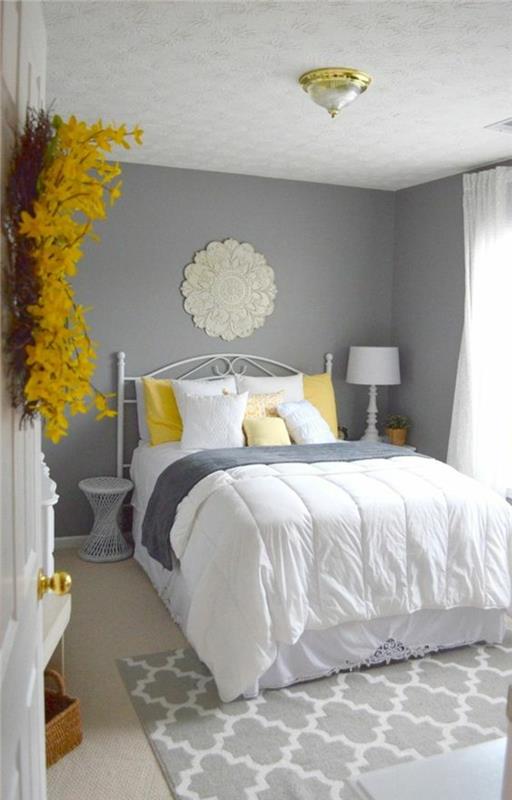 Aynı desenlere sahip halı ve tavan ile inci gri boya romantik tarzı yatak odası
