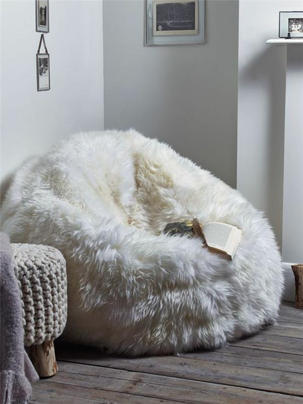 gri duvarlı büyük bir peluş beyaz puf ile inci grisi yatak odası ile hangi renk ilişkilendirilir