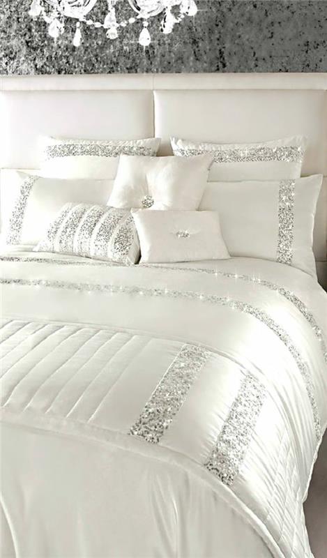 büyük bir parlak avize ile parlak gri dekoratif çizgili beyaz inci grisi boya yatağı