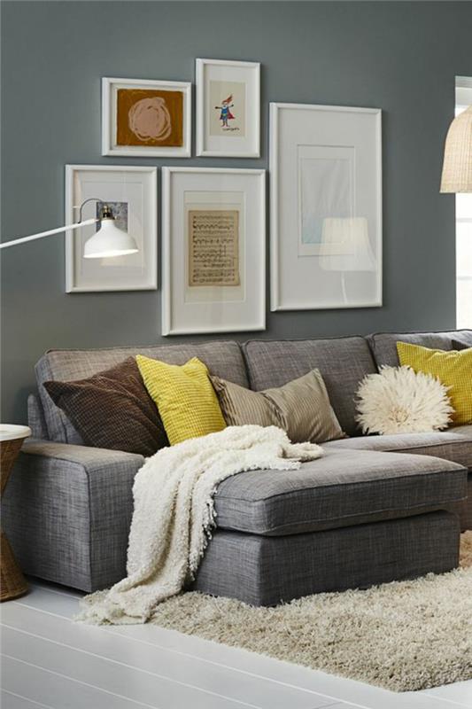 sarı yastıklar ile farklı boyutta kanepe birkaç resim ile inci gri renk koyu gölge duvar