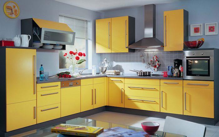 duvarda fare grisi boyama örneği, sarı mutfak dolabı, paslanmaz çelik aletler, modern mutfak düzeni