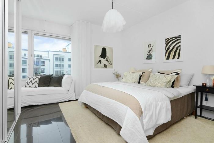 didelė-patogi sofa-šalia lango-pilka plytelių grindų kiliminė danga-balta-skaldyta siena-spalva-balta-skandinaviškas dekoras
