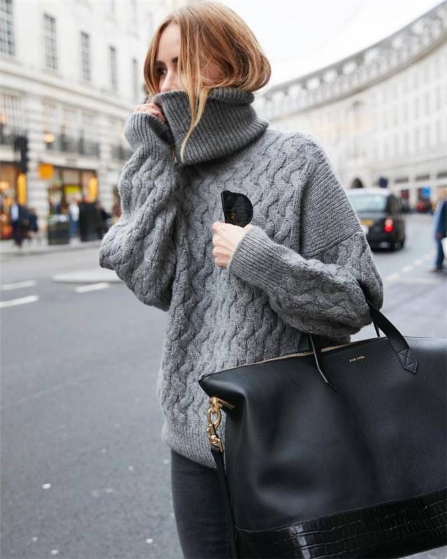 idėja, kaip dėvėti moterišką megztinį iš apykaklės su per dideliu dizainu su tamsiais džinsais ir didele rankinė