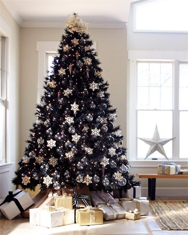 Metalik efektli süsler ve hafif çelenk ile süslenmiş siyah dallarla yapay Noel ağacı dekorasyon fikri