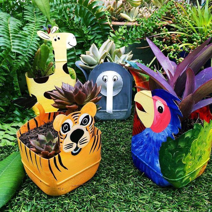 kaj storiti z velikimi plastičnimi steklenicami, ideja diy cvetlične škatle z vzorcem tropskih živali za originalno dekoracijo vrta