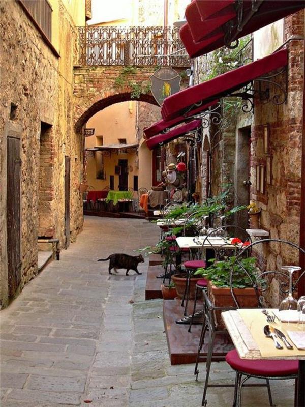 grosseto-italy-toskana-italijanske ulice-toskana-mize-zunaj-caffe