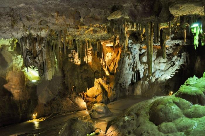 gražus kraštovaizdis, svajonių kraštovaizdis, urvas su kabančiais stalagmitais, drėgnos urvų požeminės dalys, su žaliomis zonomis