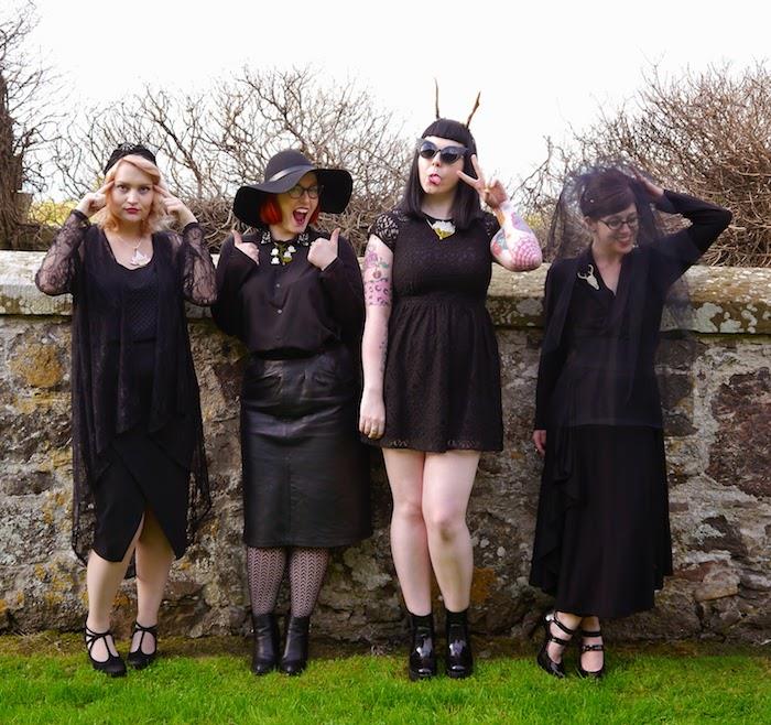 çeşitli aksesuarlar, cadı şapkaları, peçe ile siyah elbiseler içinde bir grup cadı kostümü örneği