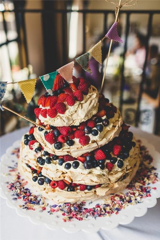 kırmızı dut pavlova tarzı doğum günü pastası, katmanlı beze pasta