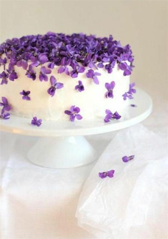 torta-s-cvetjem-vijolična-fondan-bela-in-užitna