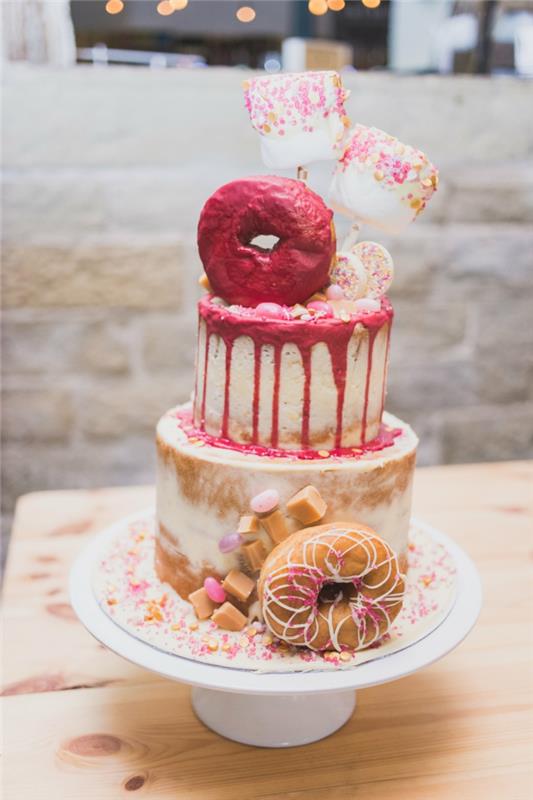 dizainerio tortas, papuoštas zefyru, spurgomis ir saldainiais, dviejų lygių nuogas pyragas