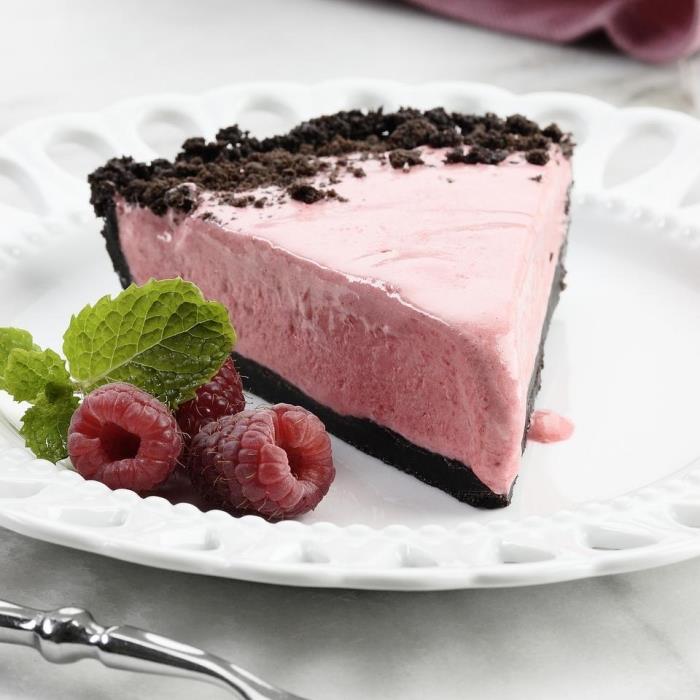 lengvas pyragas ledų jogurtas ir avietės smulkintos „oreo“ sausainių tešlos lengvi ir lengvi desertiniai mėtų lapai
