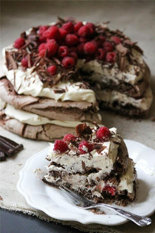 çikolatalı ahududu katmanlı pavlova pastası, lezzetli bir Avustralya beze tatlısı