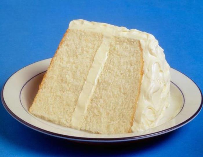 pyragas be kiaušinių, baltas pyragas patiekiamas baltoje lėkštėje