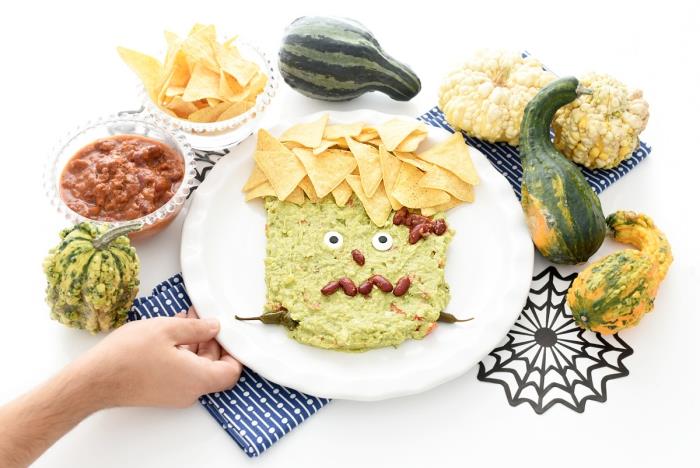 zabavna predstavitev halloween Frankenstein guacamole, postrežena s tortiljami