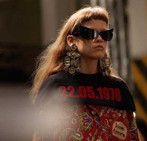 Alessandro Michele tarafından cruise 2020 defilesinde sunulan koleksiyondan alınan, İtalya'da ivg'nin yürürlüğe girdiği 05/22 1978 tarihi ile işaretlenmiş Sweet Gucci t-shirt