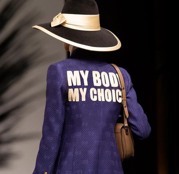 Alessandro Michele tarafından tasarlanan ve Roma'daki Cruise 2020 gösterisinde gösterilen My Body My Choice sloganlı ceketin fotoğrafı