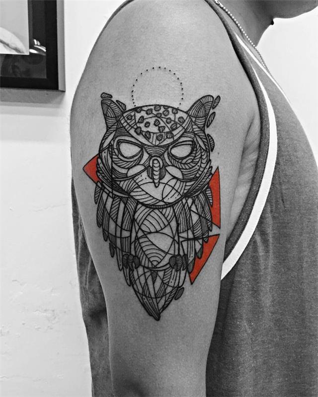 Disegno per tatuaggio geometrico sul braccio di un uomo con raffigurato un gufo