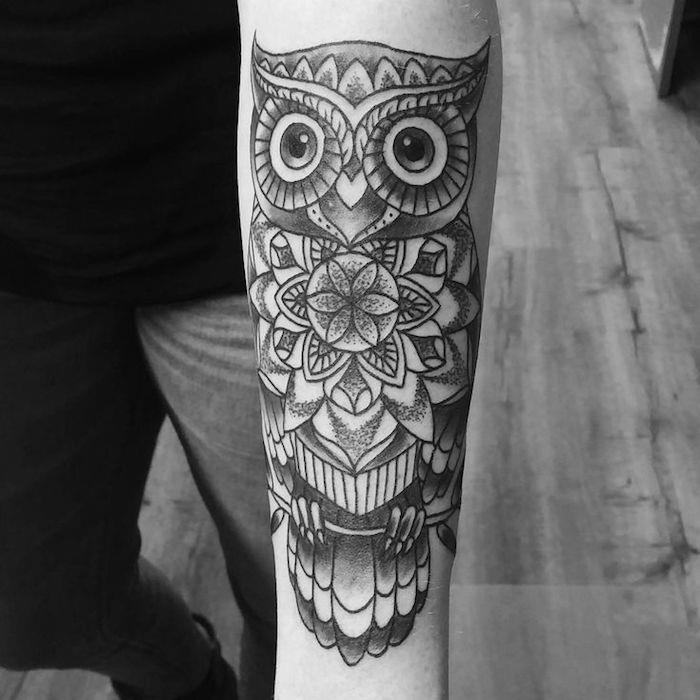 Fikir başına dei tatuaggi sulla spalla uomo, disegno tattoo di un gufo con motivi mandala