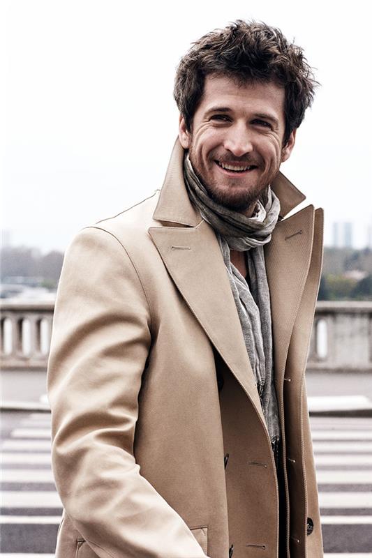 Guillaume Canet casual stil, elegantna obleka za moške modernega razreda kameljega plašča velik nasmeh