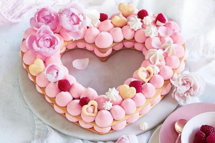 kolay romantik yemek fikri, marshmallow ve krema ile süslenmiş pandispanya ile ev yapımı pasta modeli