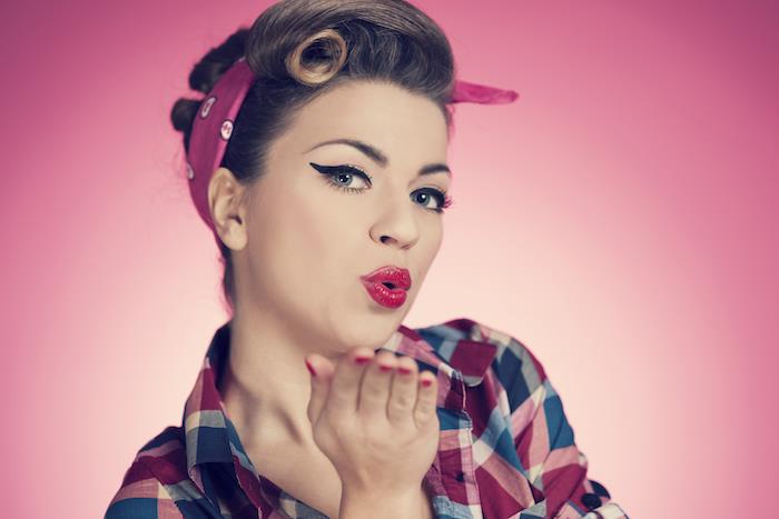 saç ve kareli gömlek zafer rulo ve kırmızı bandana ile pin-up makyaj ve rockabilly 50'lerin saç modeli