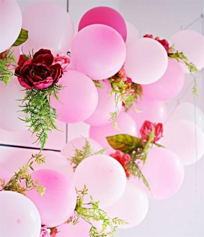 „pasidaryk pats“ rožinių balionų girlianda ir rožinės ir raudonos gėlės-idėja sukurti natūralią gimtadienio girliandą