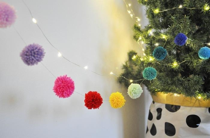 Beyaz ve siyah ambalajlarda ağaç ve hediyelerle Noel dekorasyonu, ponpon çelenkli hafif dekorasyon