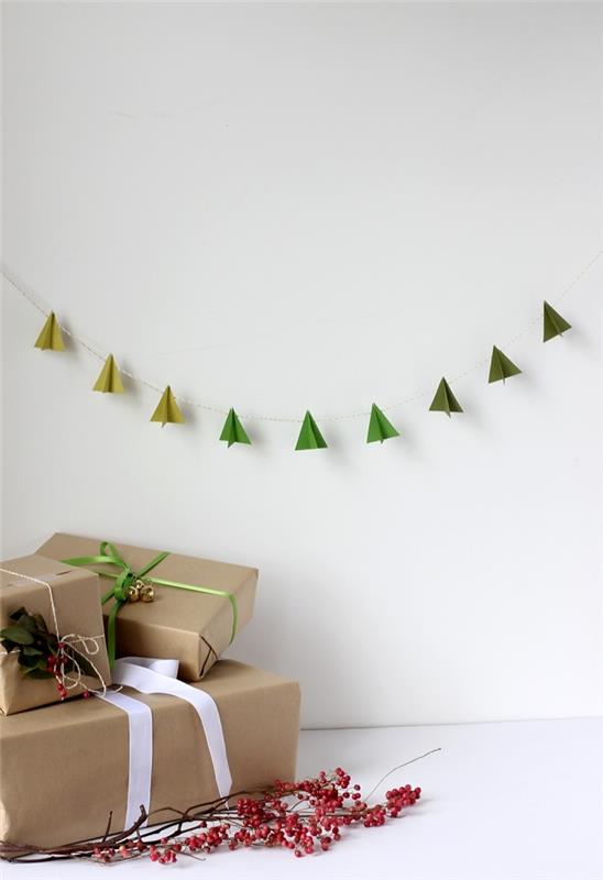 minimalistinė ir erdvi kalėdinė girlianda iš mažų žalių atspalvių origami popierinių eglučių, kaip padaryti paprastą origami eglutę