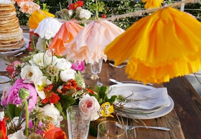 krepono popieriaus girlianda-pasidaryti-vakarėlio-stalo-dekoracija-ir-dekoracija-iš šviežių gėlių